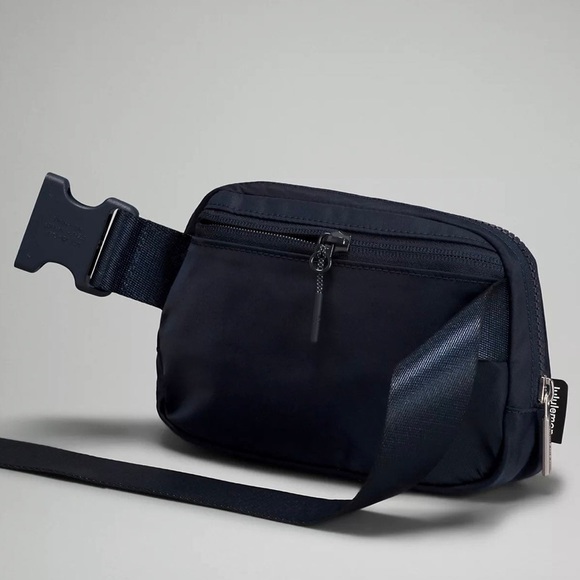 Lululemon Everywhere Belt Bag Navy - Picture 5 of 8